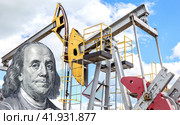 Benjamin Franklin portrait from american dollars and oil pump jack extraction machine. Стоковое фото, фотограф FotograFF / Фотобанк Лори
