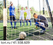 Goalkipper feeling sad about he didn't catch ball. Стоковое фото, фотограф Яков Филимонов / Фотобанк Лори