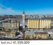 Вид с высоты на элеватор в Кирове до его сноса (аэросъемка 2020 года) Стоковое фото, фотограф Владислав Самошкин / Фотобанк Лори