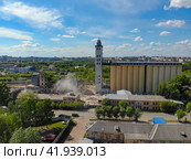 Вид с высоты на снос элеватора в городе Кирове (аэросъемка 2020 года) Стоковое фото, фотограф Владислав Самошкин / Фотобанк Лори