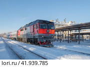 Тепловоз ТЭП70 с пассажирским поездом на станиции Рыбинск морозным январским днем (2024 год). Редакционное фото, фотограф Виктор Карасев / Фотобанк Лори