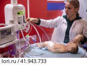 Обучение посетителей выставки оказанию медицинской помощи младенцу на выставке-форуме "Россия" на ВДНХ в городе Москве, Россия (2024 год). Редакционное фото, фотограф Николай Винокуров / Фотобанк Лори
