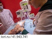 Обучение посетителей выставки оказанию медицинской помощи младенцу на выставке-форуме "Россия" на ВДНХ в городе Москве, Россия (2024 год). Редакционное фото, фотограф Николай Винокуров / Фотобанк Лори
