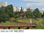 Деревянные дорожки-мост. Храм-часовня в честь преподобных Антония и Феодосия Киево-Печерских. Этнографический комплекс «Бибирево» в пойме реки Чермянки. Район Бибирево. Город Москва (2014 год). Стоковое фото, фотограф lana1501 / Фотобанк Лори