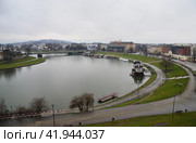 Krakow, Poland, December 23, 2018: View of Vistula river from Wawel Royal Castle in winter. Редакционное фото, фотограф Алексей Антипов / Фотобанк Лори