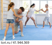 Father teaches his little daughter to use forceful techniques and grips during self defense classes. Стоковое фото, фотограф Яков Филимонов / Фотобанк Лори