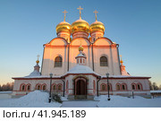 Старинный собор Иверской иконы Божией Матери крупным планом январским вечером. Валдайский Иверский монастырь. Новгородская область (2024 год). Стоковое фото, фотограф Виктор Карасев / Фотобанк Лори