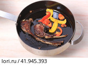Мясо жареное на косточке с перцем в сковороде. Стоковое фото, фотограф Яна Королёва / Фотобанк Лори