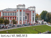 Кинотеатр "Звезда" (построен в 1937 году). Город Тверь, Россия (2023 год). Редакционное фото, фотограф Елена Коромыслова / Фотобанк Лори