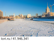 По замершей реке Москве идет пассажирское электросудно (2024 год). Редакционное фото, фотограф Владимир Чинин / Фотобанк Лори
