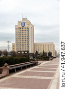 he main building of the BSPU, vertical photo. Minsk, Belarus (2024 год). Редакционное фото, фотограф EugeneSergeev / Фотобанк Лори