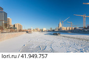 По замершей реке Москве идет пассажирское электросудно (2024 год). Редакционное фото, фотограф Владимир Чинин / Фотобанк Лори