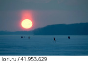 active people walk along the embankment of the Volga river and on frozen ice on a winter evening (2011 год). Стоковое фото, фотограф Акиньшин Владимир / Фотобанк Лори