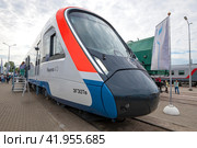 Российский электропоезд ЭГЭ2Тв "Иволга 4.0" на железнодорожном форуме "PRO//Движение.Экспо" облачным днем. Санкт-Петербург (2023 год). Редакционное фото, фотограф Виктор Карасев / Фотобанк Лори