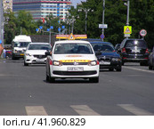 Машина автошколы "Альфа". Продольный проезд. Город Москва (2014 год). Редакционное фото, фотограф lana1501 / Фотобанк Лори