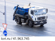 Urban recycling truck driving on the road. Редакционное фото, фотограф Константин Григорьев / Фотобанк Лори