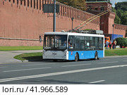 Троллейбус №16 на рейсе. Кремлевская набережная. Москва (2014 год). Редакционное фото, фотограф lana1501 / Фотобанк Лори