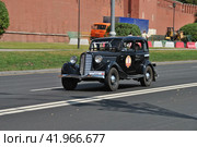 Автопробег с участием ретро-автомобилей, приуроченный к 121-летию ГУМа, 26 июля 2014. Кремлевская набережная. Москва. Редакционное фото, фотограф lana1501 / Фотобанк Лори