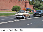 Автопробег с участием ретро-автомобилей, приуроченный к 121-летию ГУМа, 26 июля 2014. Кремлевская набережная. Москва. Редакционное фото, фотограф lana1501 / Фотобанк Лори