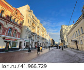 Улица Арбат в Москве зимой в солнечную морозную погоду. Россия. Редакционное фото, фотограф Овчинникова Ирина / Фотобанк Лори