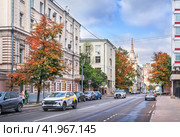 Высотка на Кудринской площади и старинные здания, Поварская улица, Москва (2023 год). Редакционное фото, фотограф Baturina Yuliya / Фотобанк Лори