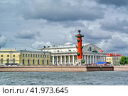 Здание биржы. Ростральные колонны — архитектурные сооружения в центре Санкт-Петербурга, на Стрелке Васильевского острова. В XIX веке выполняли функцию фонарей порта столицы. Санкт-Петербург, (2017 год). Редакционное фото, фотограф Сергей Елизарьев / Фотобанк Лори