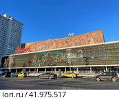 Улица Новый Арбат в Москве. Киноцентр «Октябрь» («Каро 11 Октябрь») в солнечный зимний день. Редакционное фото, фотограф Овчинникова Ирина / Фотобанк Лори