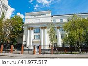 Российская академия музыки имени Гнесиных. Солнечный летний день. Поварская улица, д. 30-36. Москва. Россия (2023 год). Редакционное фото, фотограф E. O. / Фотобанк Лори