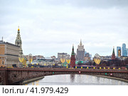 Вид на Московский Кремль и Большой Москворецкий мост. Город Москва, Россия. (2023 год). Стоковое фото, фотограф Александр Тараканов / Фотобанк Лори