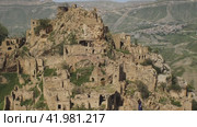 Город-призрак Гамсутль в Дагестане. Каменные разрушающиеся дома на склоне горы. Концепция конца цивилизации (2021 год). Стоковое видео, видеограф Воловодов Владимир / Фотобанк Лори