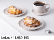 Russian baking with cottage cheese. Sochniki with cottage cheese on the plate and a cup of coffee. Стоковое фото, фотограф Наталия Попова / Фотобанк Лори