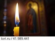 Горящая свеча, молитва перед иконой. Стоковое фото, фотограф Щеголева Ольга / Фотобанк Лори