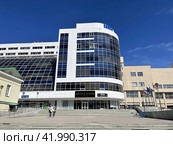 Бизнес-центр "Консул" в Екатеринбурге на улице Карла Либкнехта, 26 летом (2021 год). Редакционное фото, фотограф Овчинникова Ирина / Фотобанк Лори