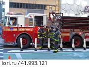 New York City Fire Department (FDNY), full-service fire department of New York City (2024 год). Редакционное фото, фотограф Валерия Попова / Фотобанк Лори
