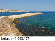 Волнозащитный мол и море. Сиракузы, Сицилия, Италия (2023 год). Стоковое фото, фотограф Вадим Хомяков / Фотобанк Лори