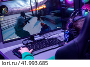 Мальчик играет по сети в компьютерную игру Counter Strike в городе Москве, Россия (2024 год). Редакционное фото, фотограф Николай Винокуров / Фотобанк Лори