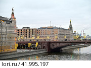 Отель "Балчуг Кемпински" на Раушской набережной. Город Москва (2023 год). Стоковое фото, фотограф Александр Тараканов / Фотобанк Лори