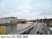 Москворецкая набережная. Центр города Москвы (2023 год). Редакционное фото, фотограф Александр Тараканов / Фотобанк Лори