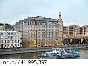 Город Москва. Вид на реку, прогулочный теплоход, Раушскую набережную и гостиницу "Балчуг Кемпински" (2023 год). Редакционное фото, фотограф Александр Тараканов / Фотобанк Лори
