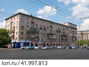 Семиэтажный пятиподъездный кирпичный жилой дом. Построен в 1940 году. Ленинский проспект, 20. Донской район. Город Москва (2011 год). Редакционное фото, фотограф lana1501 / Фотобанк Лори