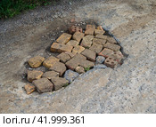 Заделка ямы на дороге с помощью кусков кирпича. Стоковое фото, фотограф Вячеслав Палес / Фотобанк Лори