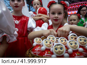 Презентация игрушек компании "Котовские неваляшки" на стенде Тамбовской области во время проведения выставки-форума "Россия" на ВДНХ в городе Москве, Россия (2024 год). Редакционное фото, фотограф Николай Винокуров / Фотобанк Лори