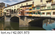 Вид на мост Понте-Веккьо Ponte Vecchio 50125 Firenze FI Италия (2024 год). Редакционное видео, видеограф Владимир Чинин / Фотобанк Лори