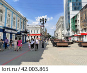 Улица Вайнера в Екатеринбурге летом в солнечную погоду (2021 год). Редакционное фото, фотограф Овчинникова Ирина / Фотобанк Лори