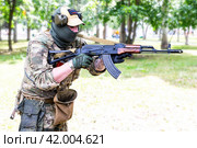 Professional special forces soldier during a special operation. Mercenary soldier with an automatic rifle (2023 год). Редакционное фото, фотограф FotograFF / Фотобанк Лори