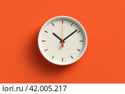 Минималистичные настенные часы показывающие 10 часов и 10 минут. Стоковое AI-изображение, AI-художник Станислав Кноп / Фотобанк Лори