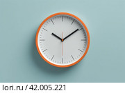 Минималистичные настенные часы показывающие 10 часов и 10 минут. Стоковое AI-изображение, AI-художник Станислав Кноп / Фотобанк Лори