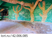 Территория заброшенного пятизвёздочного отеля (ранее Holiday Area Eco Dream Club Sea Resort сети отелей Naturland) в Чамьюва, Турция (2022 год). Редакционное фото, фотограф Ольга Коцюба / Фотобанк Лори