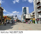 Пешеходная улица Вайнера в центре Екатеринбурга летом в солнечную погоду (2021 год). Редакционное фото, фотограф Овчинникова Ирина / Фотобанк Лори