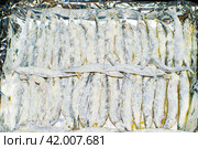 The process of cooking capelin in the oven. decomposed fish on a baking sheet. selective focus. Стоковое фото, фотограф Антон Вахрушев / Фотобанк Лори